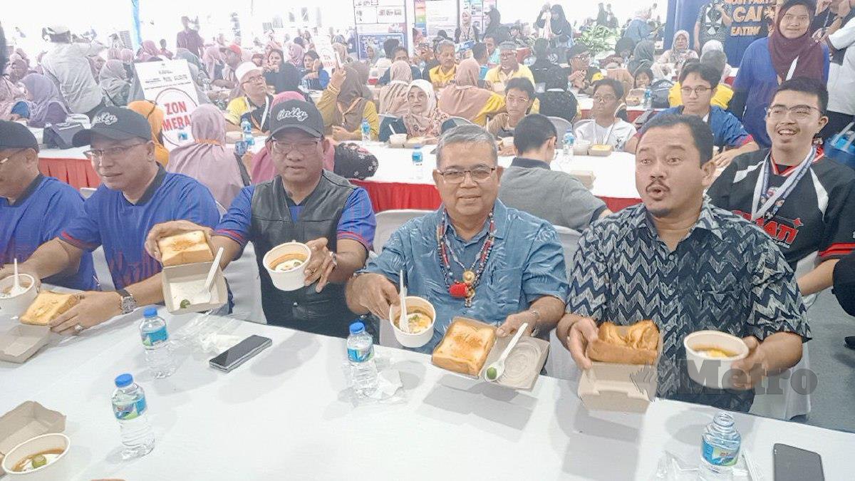 Menteri Perpaduan, Datuk Aaron Ago Dagang (dua dari kanan) turut menyertai acara makan Kacang Pool beramai-ramai yang dicatat dalam Malaysia Book of Records di Sambutan Minggu Perpaduan 2024 di Padang Angsana di sini, hari ini. FOTO OMAR AHMAD