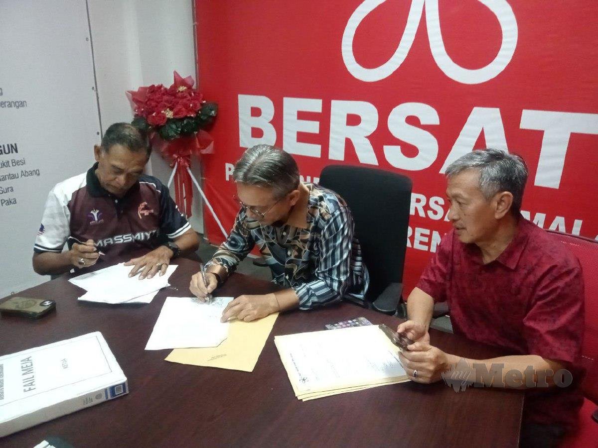ANTARA wakil rakyat Bersatu Terengganu yang menandatangani akujanji setia kepada parti hari ini. FOTO Baharom Bakar