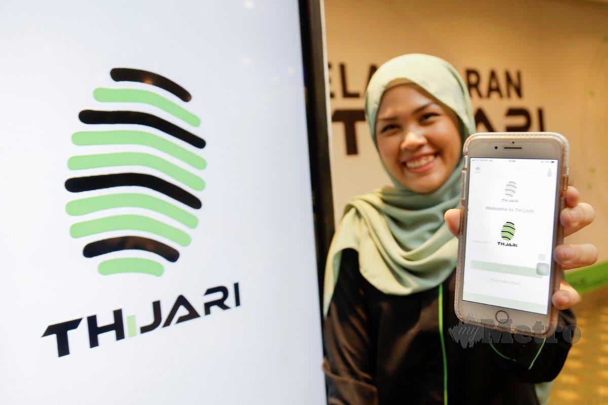 Kakitangan TH menunjukkan aplikasi telefon pintar Tabung Haji (TH) yang dikenali dengan nama THiJARI untuk segala urusan berkaitan dengan Tabung Haji secara atas talian melalui telefon pintar. FOTO AIZUDDIN SAAD