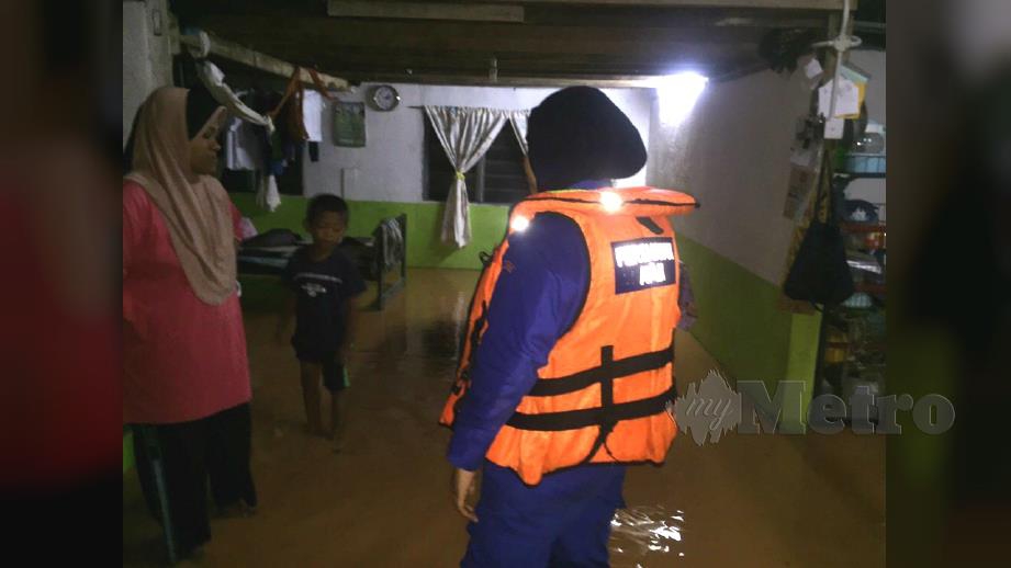 ANGGOTA Angkatan Pertahanan Awam Malaysia (APM) Kulim sedang membuat pemantauan di rumah mangsa kejadian banjir kilat di Mahang. FOTO Ihsan APM