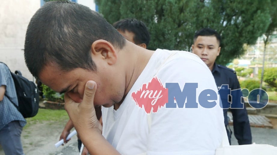 GURU sains sekolah menengah di Lenggong yang berusia 41 tahun didakwa atas 19 pertuduhan melakukan seks luar tabii dan cabul terhadap tiga pelajarnya di sebuah sekolah dan sebuah premis sekitar Gerik pada September 2017 hingga Mac lalu di Mahkamah Sesyen Kuala Kangsar. FOTO Abdullah Yusof
