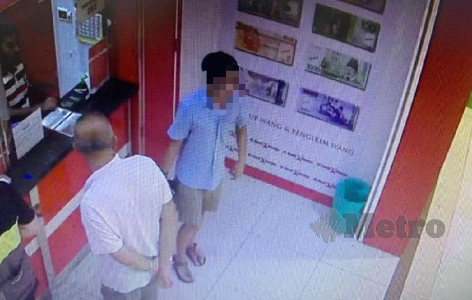 KAMERA litar tertutup (CCTV) yang merakam suspek disyaki memperdaya suami isteri sehingga kerugian RM160,000 di luar sebuah premis di pusat beli-belah di Seremban 2. FOTO Ihsan PDRM