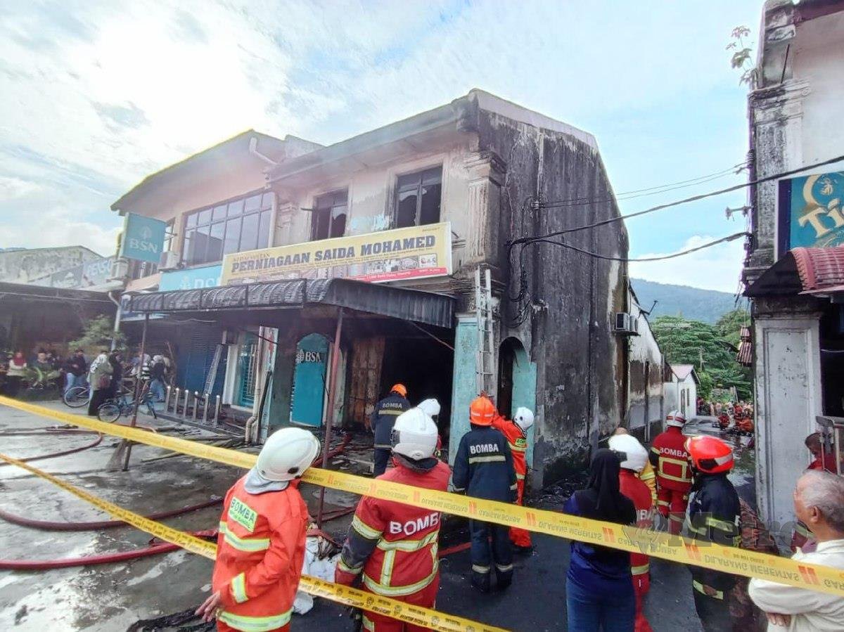 Tiga beranak maut manakala seorang lagi terselamat dalam kebakaran rumah kedai dua tingkat di Jalan Balik Pulau, di sini, hari ini. FOTO ZUHAINY ZULKIFFLI