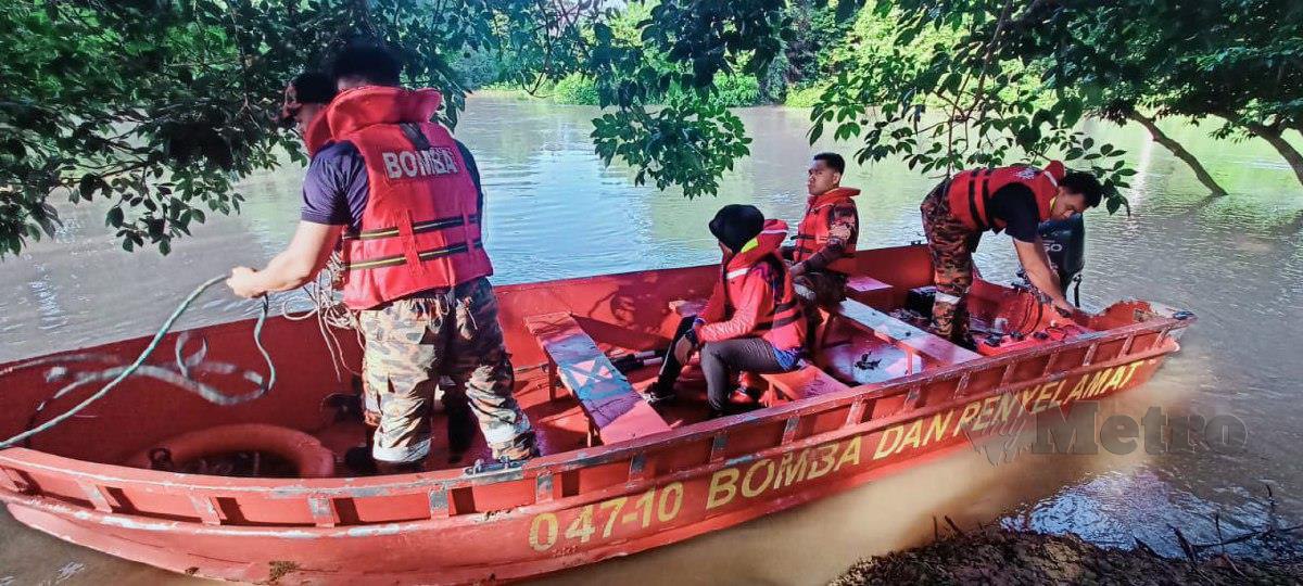 Anggota Bomba Pasukan Penyelamat Di Air (PPDA) Segamat dan Bandar Baru Segamat melakukan pencarian lelaki hilang di Sungai Kampung Balai Badang, Segamat. FOTO AHMAD ISMAIL