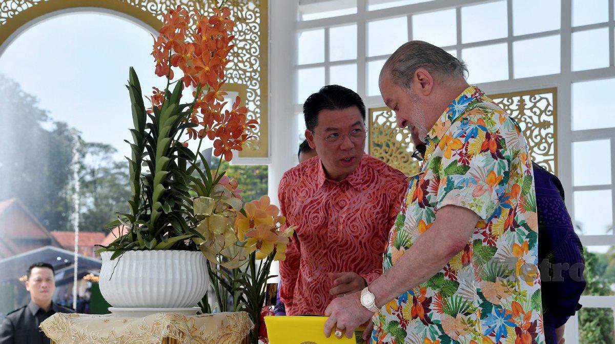 Yang di-Pertuan Agong Sultan Ibrahim (kanan) berkenan melihat spesies orkid hibrid baharu 'Aranda Ibrahim Iskandar' yang dinamakan sempena nama Seri Paduka Baginda pada Majlis Perasmian Hari Landskap Negara (HLN) 2024 di Taman Tasik Shah Alam hari ini. FOTO BERNAMA