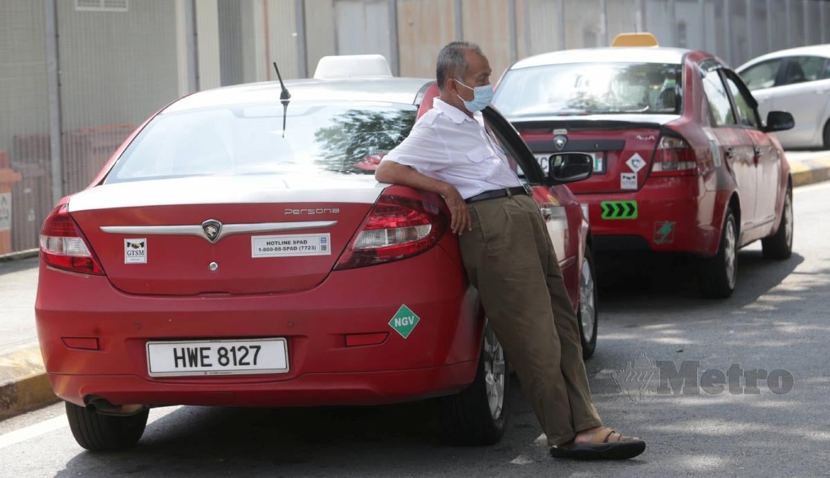 Antara pemandu teksi yang menunggu penumpang di sekitar  Kuala Lumpur. FOTO MOHAMAD SHAHRIL BADRI SAALI