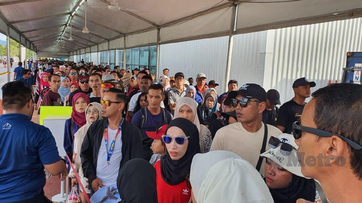  Orang ramai beratur panjang bagi mendapatkan tiket masuk untuk menyaksikan segmen aeroangkasa di Pusat Pameran Antarabangsa Mahsuri (MIEC), Langkawi. FOTO HAMZAH OSMAN