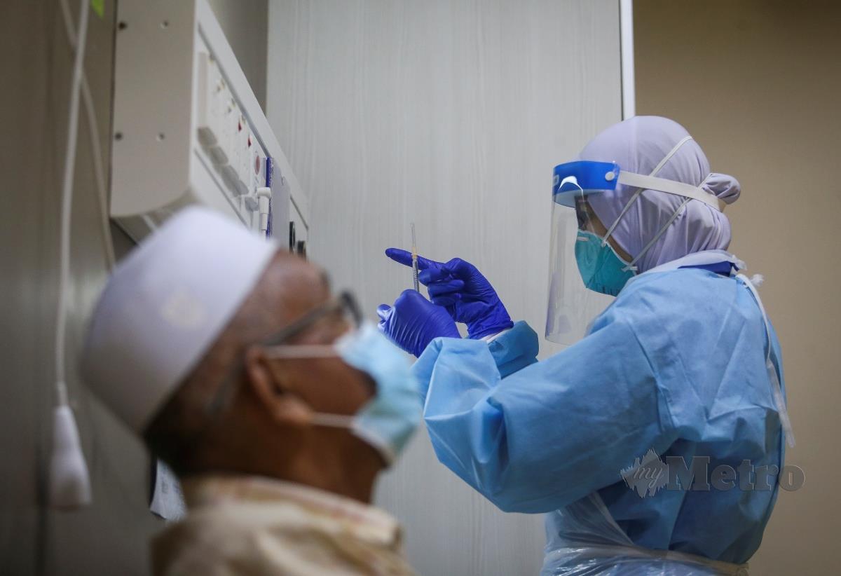 Petugas kesihatan membuat persediaan menyuntik vaksin di Hospital Pakar KPJ Seremban. FOTO Azrul Edham Mohd Aminuddin