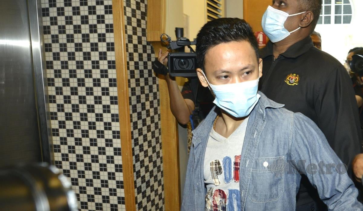 Jurulatih wushu dibawa keluar oleh anggota polis selepas ditahan kerana dipercayai melakukan kesalahan gangguan seksual (cabul) terhadap pelajarnya berusia 13 tahun pada pendakwaan di Mahkamah Sesyen Putrajaya, Putrajaya. FOTO 