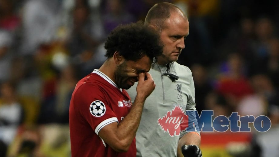 PEMAIN Liverpool dari Mesir, Mohamed Salah mengalirkan airmata apabila dikeluarkan pada separuh pertama Liga Juara-Juara awal pagi tadi selepas mengalami kecederaan. FOTO AFP