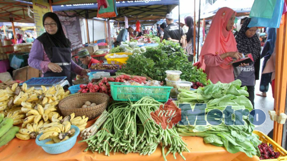 Tinjauan harga sayur di Pasar Tani Pusat Transformasi Bandar (UTC) Kuantan naik antara RM1 hingga RM3 berbanding minggu sebelumnya. FOTO Mohd Rafi Mamat