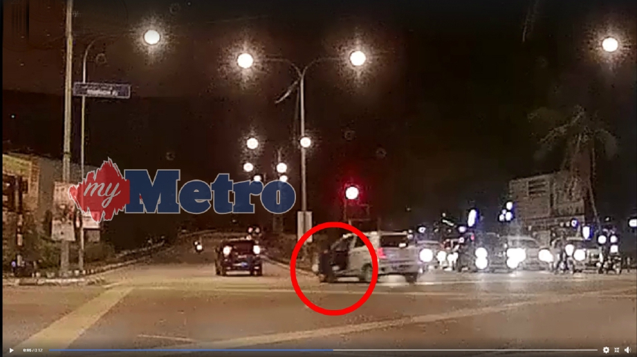 PAPARAN daripada video tular yang menunjukkan kanak-kanak tercampak keluar daripada kereta Perodua Axia dinaikinya. FOTO Tular Facebook