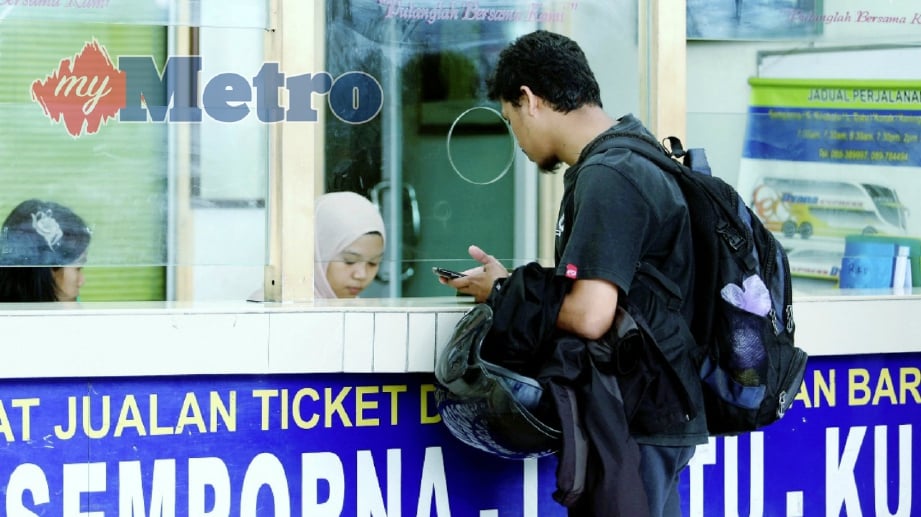 SUASANA penumpang membeli tiket bas ekspress di kaunter jualan tiket, di Terminal Bas Inanam, Kota Kinabalu. FOTO Malai Rosmah Tuah
