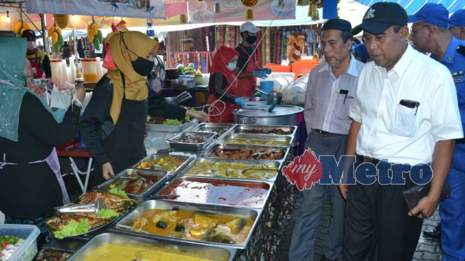 PENGERUSI Jawatankuasa Kerajaan Tempatan dan Perumahan Pahang, Abdul Rahim Muda (baju putih) meninjau bazar Ramadan Mahkota Square. FOTO Asrol Awang