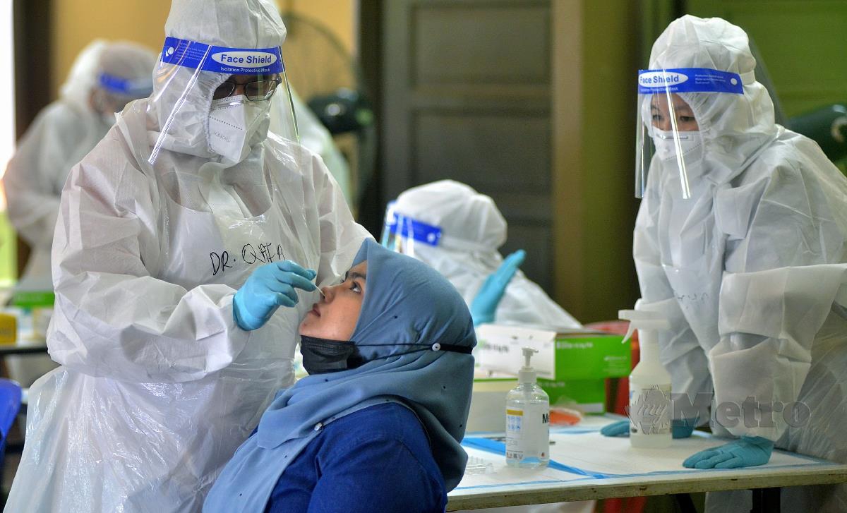 Petugas kesihatan melakukan ujian saringan COVID-19 percuma terhadap orang ramai yang dianjurkan kerajaan negeri Selangor di Dewan Majlis Perbandaran Klang Taman Klang Jaya, Klang. FOTO FAIZ ANUAR