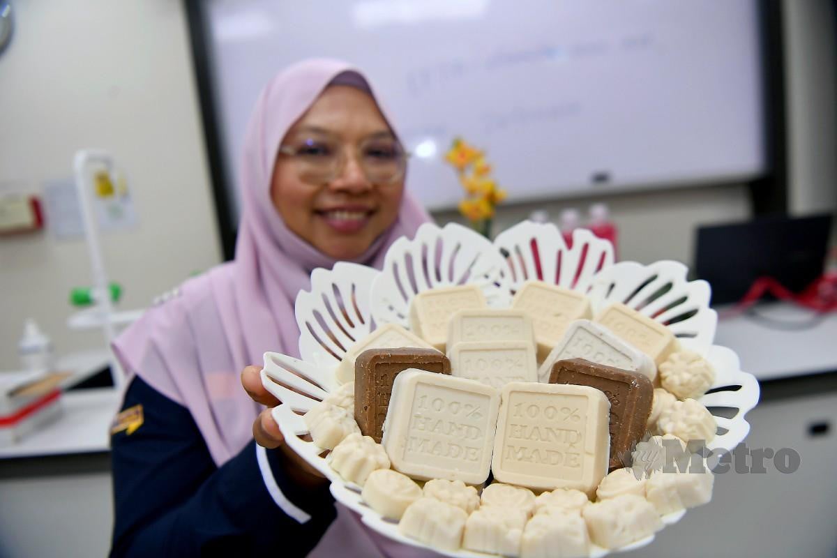 Pensyarah Kanan Fakulti Sains Gunaan Universiti Teknologi Mara (UiTM) Tapah yang juga Pengarah Projek, Adibatul Husna Fadzil menunjukkan produk sabun yang dihasilkan oleh warga emas yang menyertai bengkel pembuatan sabun daripada bahan terpakai menerusi latihan program Pendidikan dan Latihan Teknikal Vokasional (TVET) warga emas yang dilaksanakan oleh Pusat Aspirasi Anak (PASAK). FOTO BERNAMA