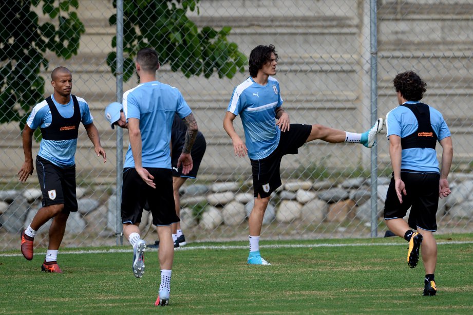 CAVANI (dua dari kanan) berlatih bersama Uruguay dalam persiapan menentang Venezuela  menjelang aksi kelayakan Piala Dunia 2018.  FOTO/AFP 
