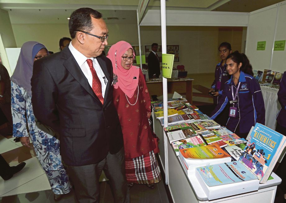 DR Amin (kiri) melawat gerai jualan dan pameran pada majlis Pelancaran Kem Membaca 1Malaysia, semalam.