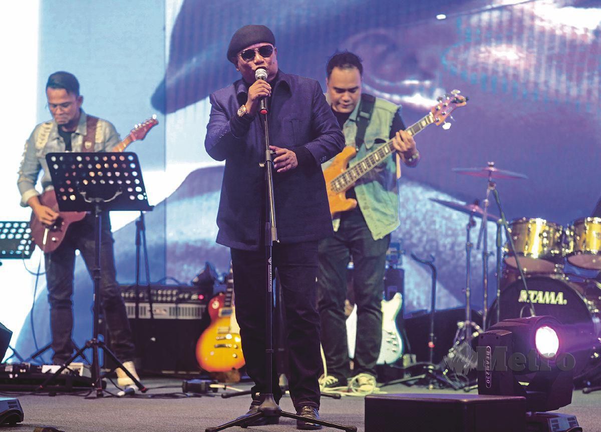 AMIR U.K's muncul bawakan lagu popularnya. 