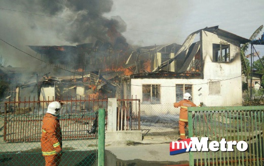 PUSAT pengajian tahfiz al-Quran yang terbakar di Kampung Sri Pandan, Putatan, pagi tadi. FOTO Mohd Ruzaini Zulkepli