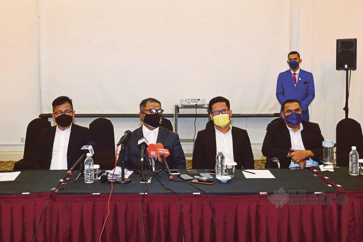 IDRIS (dua dari kiri) bersama Nor Azman  (kanan), Noor Effandi (dua dari kanan) dan Norhizam Hassan (kiri) mengumumkan penarikan sokongan terhadap Ketua Menteri semalam. FOTO Syafeeq Ahmad