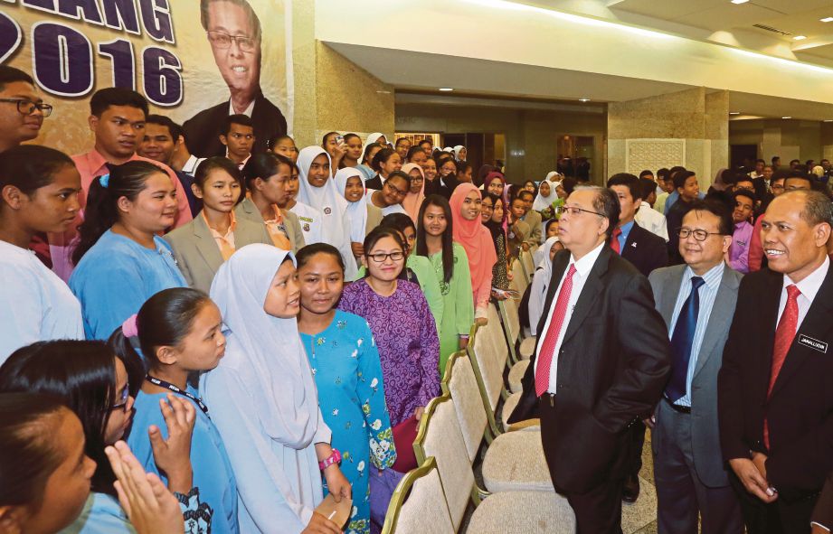 ISMAIL beramah mesra dengan penerima  Anugerah Pelajar Cemerlang Orang Asli 2016, semalam.