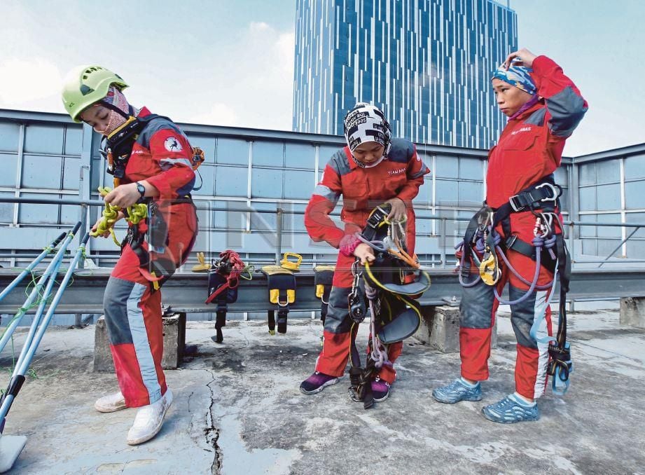  ANTARA Juruteknik rope access wanita membuat persediaan sebelum memulakan kerja-kerja mencuci bangunan di sebuah menara di Jalan Perak.  FOTO/MOHD KHAIRUL HELMY MOHD DIN
