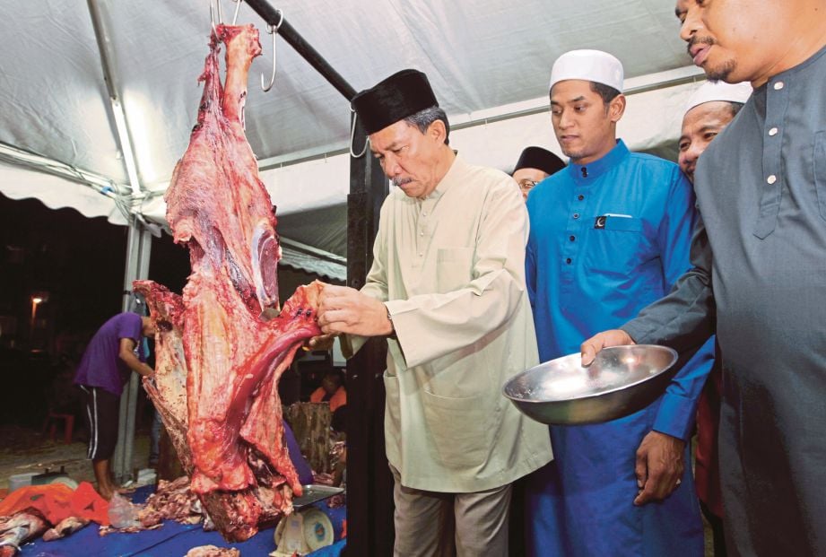 MOHAMAD  melapah daging sebagai simbolik perasmian Mantai Perdana 2016. Turut kelihatan, Menteri Belia dan Sukan merangkap Ahli Parlimen Rembau, Khairy Jamaluddin Abu Bakar.