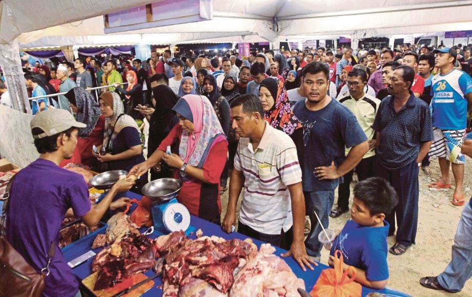 SEBAHAGIAN pengunjung yang beratur membeli daging sempena Mantai Perdana  2016.