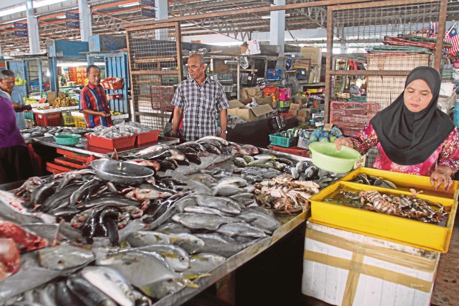 PENGUNJUNG melihat hasil laut di Jeti Pendaratan Ikan Bagan Pasir.