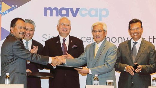 Najib   menyaksikan pertukaran dokumen perjanjian antara  Jamaludin Ibrahim (dua dari kanan) dan  Jamaludin Bujang.  Turut kelihatan,  Ahmad Shabery  (kanan) dan Pengerusi Axiata Group Berhad, Tan Sri Azman Mokhtar  di The Royale Chulan, Kuala Lumpur, semalam.