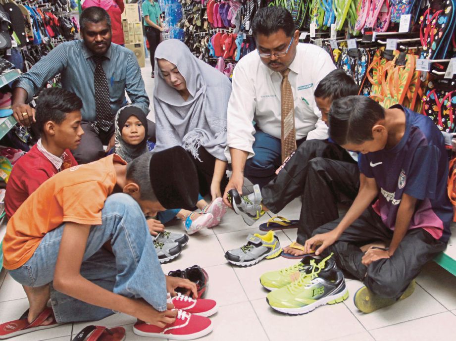 MAS Imran (tiga dari kanan) menawarkan baucar membeli-belah RM1,000 bagi membeli kelengkapan Aidilfitri  di Pasar raya Econsave Pasir Gudang.