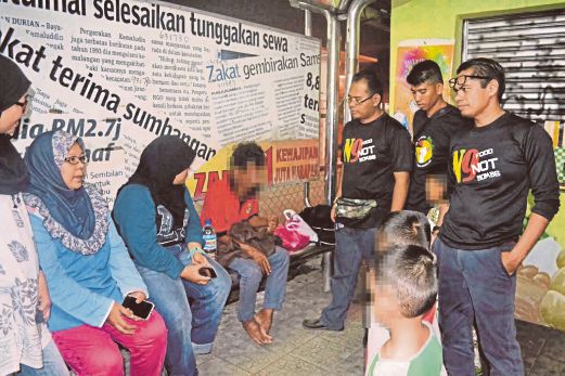 Ridwan (tiga dari kiri) yang ditemui dalam misi bantuan pertubuhan bukan kerajaan (NGO) Food Not Bombs (FNB) Negeri Sembilan.