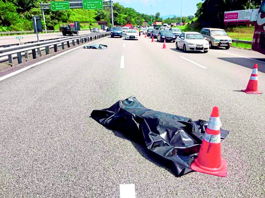 MANGSA maut di lokasi kejadian selepas terbabit kemalangan maut di Kilometer 427.8, Lebuhraya Utara-Selatan arah Bukit Tagar, semalam.