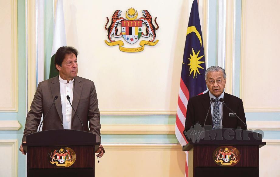 DR Mahathir  pada sidang media bersama  Imran  Khan selepas mengadakan mesyuarat dua hala di Bangunan Perdana Putra, semalam.