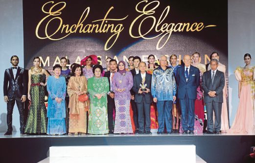 SULTANAH Nur Zahirah  (lima dari kiri) bersama Najib dan Rosmah pada  pertunjukan fesyen  ‘Enchanting Elegance’ (Keanggunan yang Mempesonakan) di Milan. 