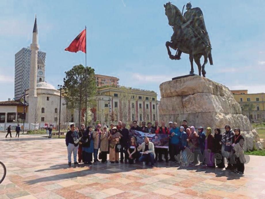 PESERTA merakam gambar kenangan berlatar belakang Masjid Et’hem Bey, Kirana, Albania.