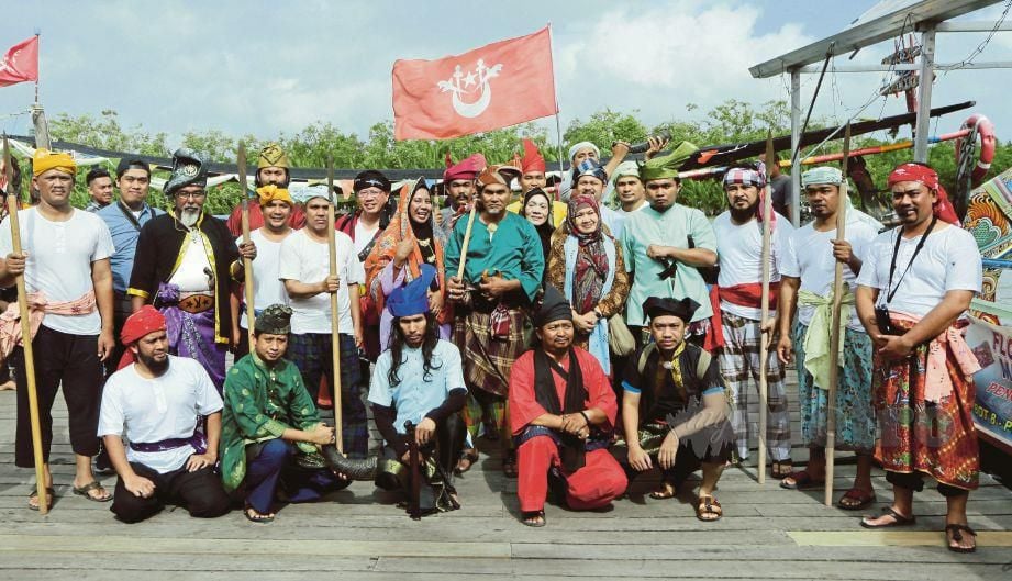 AHLI  Waspada  berpakaian busana tradisional  sempena mempromosi Tahun Melawat Malaysia 2020 dan Tahun Melawat Kelantan 2020 dengan menaiki perahu kolek menyelusuri Sungai Pengkalan Datu. FOTO Syamsi Suhaimi
