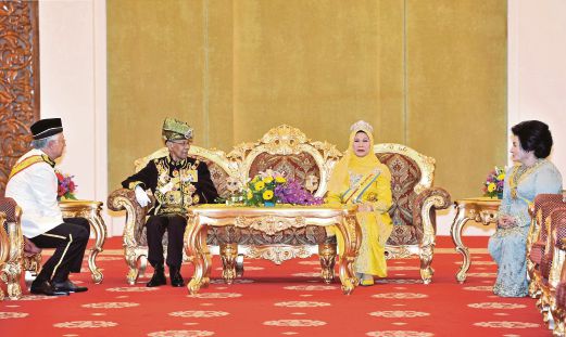   Tuanku Abdul Halim Mu'adzam Shah  dan Raja Permaisuri Agong Tuanku Hajah Haminah  berkenan beramah mesra bersama  Najib dan Rosmah.