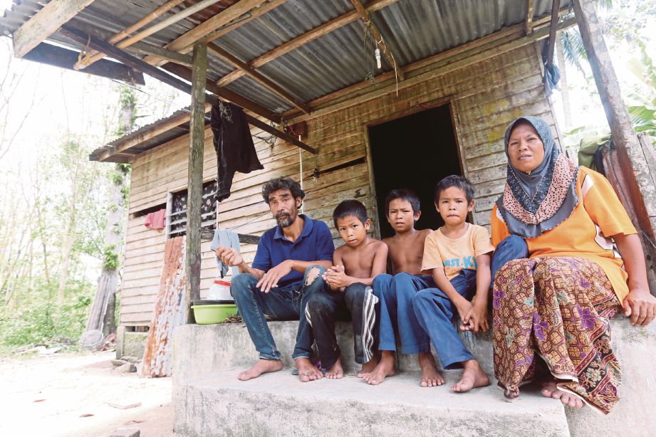 ZALIDA bersama anak dan suami di rumah mereka di Kampung Banggol Lepoh, Padang Lembik, Ketereh.