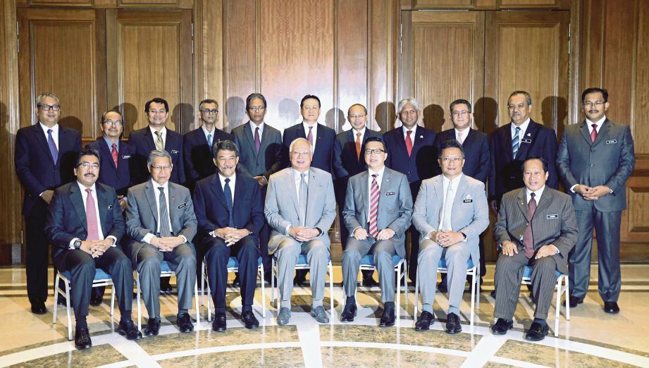  NAJIB bersama menteri, timbalan menteri, menteri besar dan ahli jawatankuasa sebelum menpengerusikan Mesyuarat MVV di Bangunan Perdana Putra, semalam.