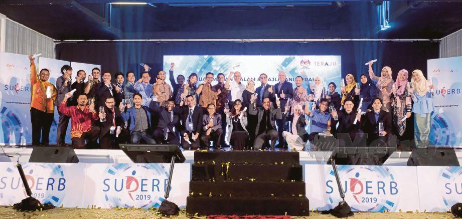 MEGAT Mohd Yatim (tengah) bersama usahawan yang memenangi SUPERB siri ke-14 di Petaling Jaya.
