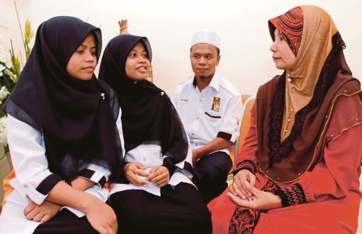 SOFEA (dua dari kiri) dan Mohd Hadi kali pertama menjalani ibadah puasa. 