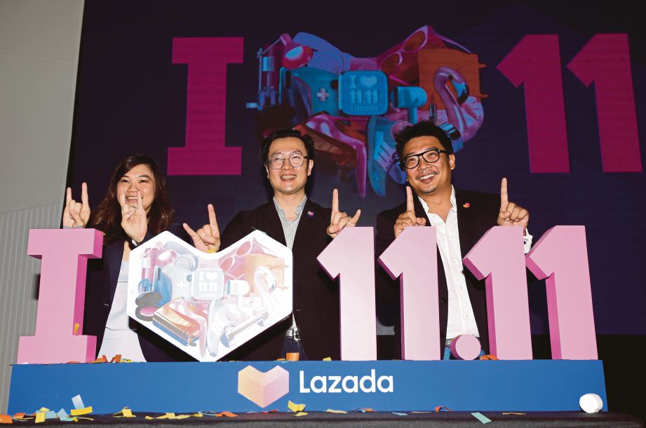 LEE (kanan) pada pelancaran Lazada 11.11 Shopping Festival di The Linc, Kuala Lumpur. 