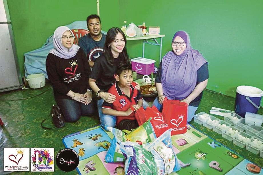 KELUARGA yang mendapat sumbangan WLC pada Program Seikhlas Ramadan di Johor Bahru.