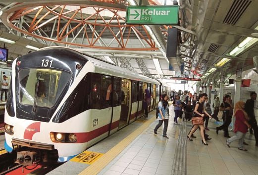    PENGGUNA  harian menggunakan perkhidmatan rel meliputi laluan LRT Kelana Jaya, laluan LRT Ampang, laluan Monorel dan perkhidmatan bas Rapid KL.