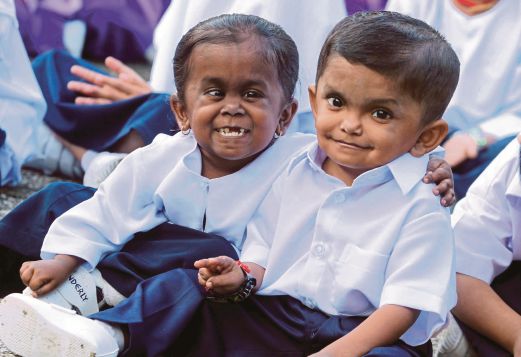 Reaksi James  dan  Jennifer  pada hari pertama persekolahan di Sekolah Kebangsaan Taman Klang Jaya. 