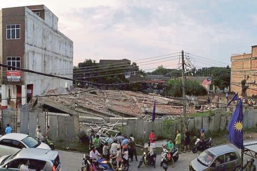 Bangunan empat tingkat dalam pembinaan runtuh di Jalan Gereja, pekan Sekinchan.