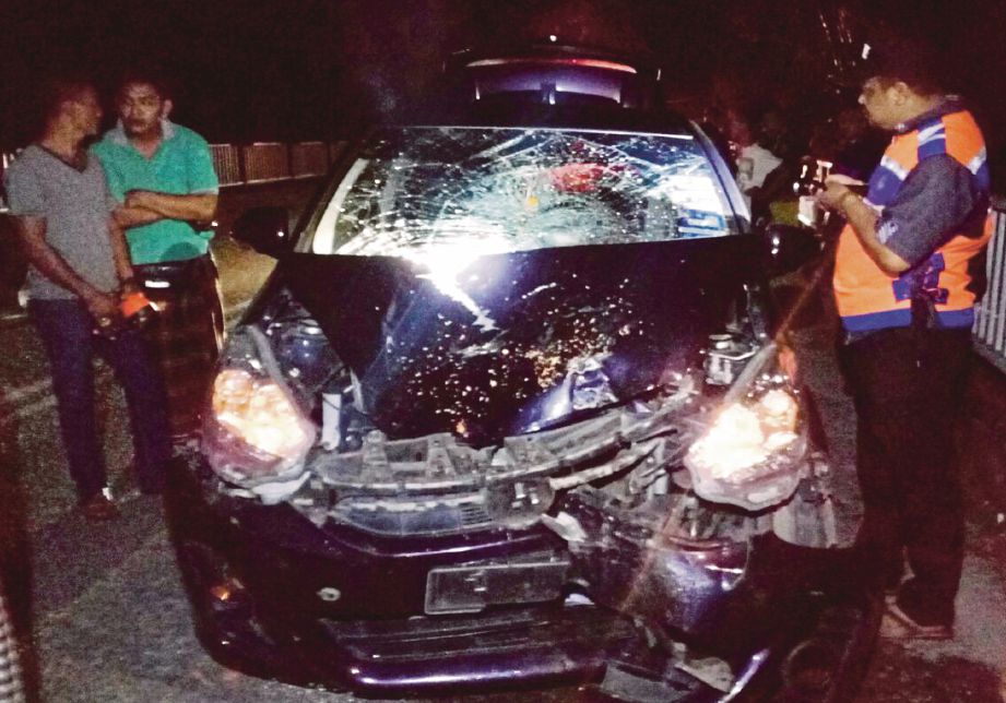 Keadaan kereta yang terlibat dalam kemalangan yang menyebabkan   Muhammad Shahmie  maut di Jalan  Kampung Masjid, Jeneri.