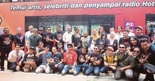 BARISAN artis, selebriti dan penyampai radio Hot FM bergambar sebelum menaiki bas Hot FM dekat Je Tour  di Putrajaya, semalam.